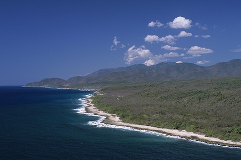 城から西の海岸を望む